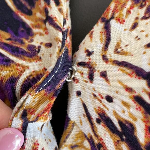 Ellen Tracy V-neck Sleeveless Printed Blouse Purple Gold Cream Size Small - Picture 6 of 16